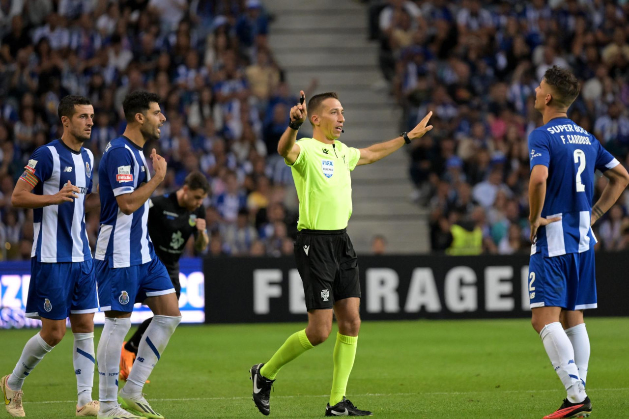 El árbitro Miguel Nogueira va al VAR en Porto-Arouca. Foto: EFE