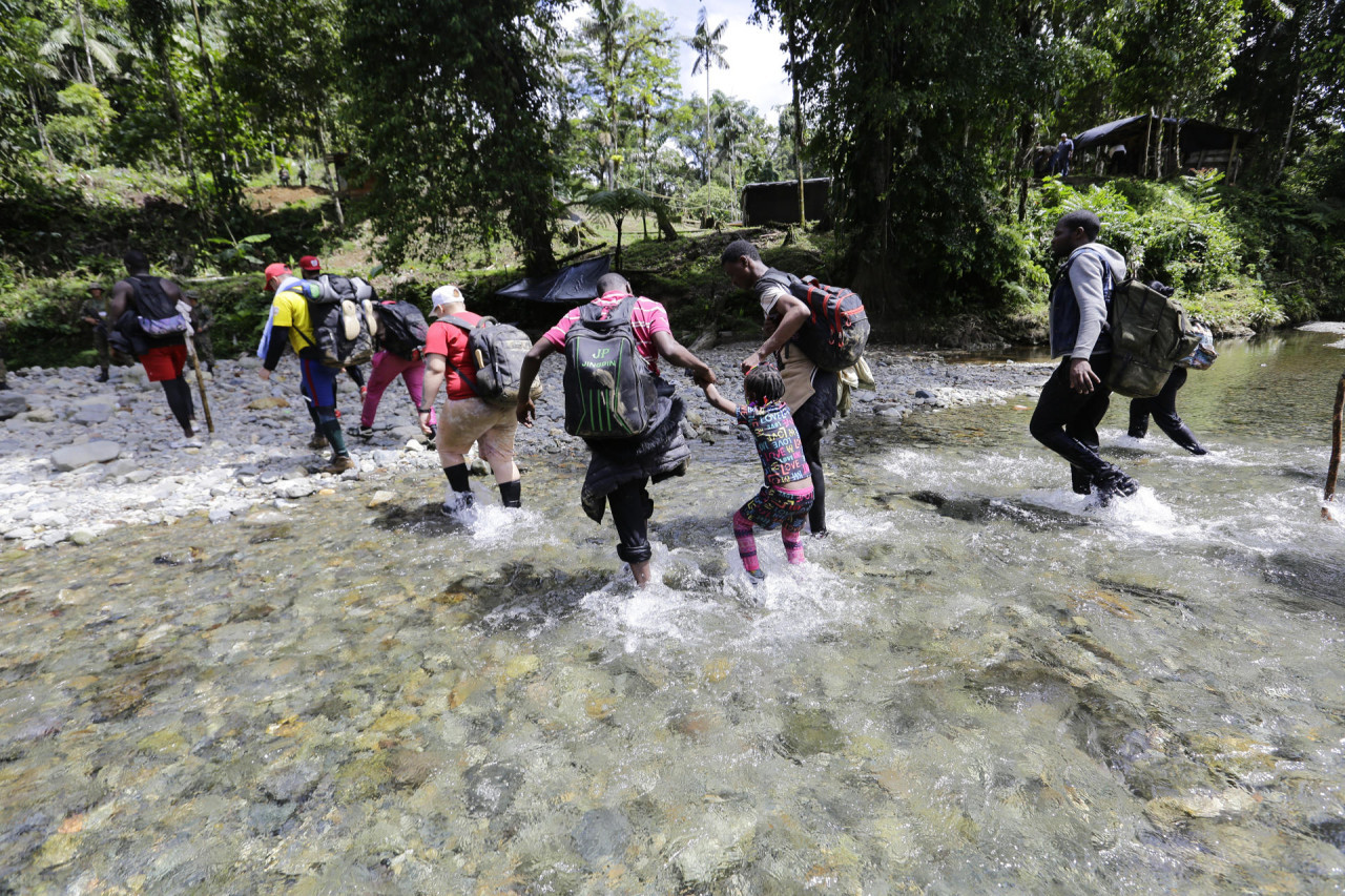 Migrantes caminan en la selva del Darién. Foto: EFE