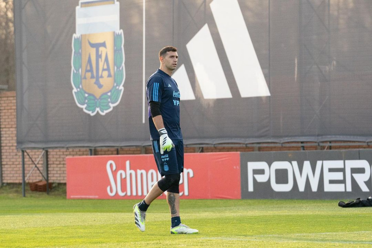 "Dibu" Martínez se prepara para el arranque de las Eliminatorias. Foto: Instagram @emi_martinez26.