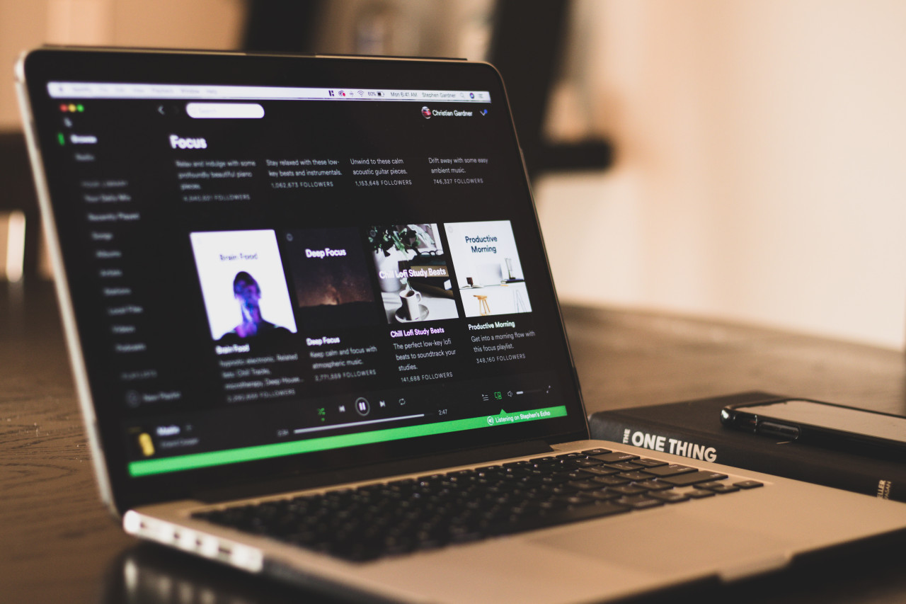 Unas 8 millones de canciones tienen sus letras visibles en Spotify. Foto: Unsplash.