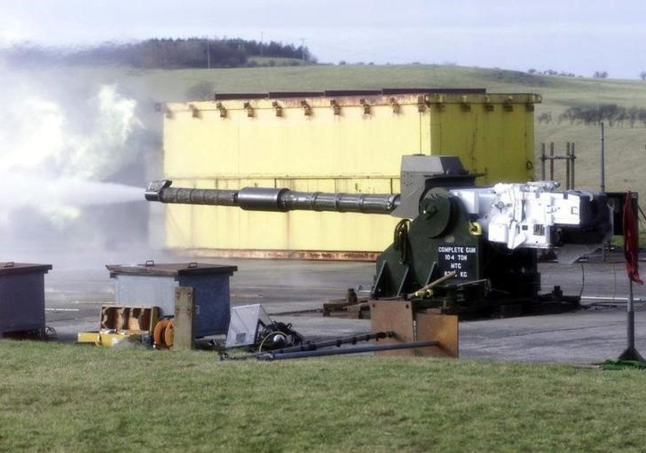 Cañón Challenger 2 dispara un proyectil de uranio empobrecido. Foto: Reuters.