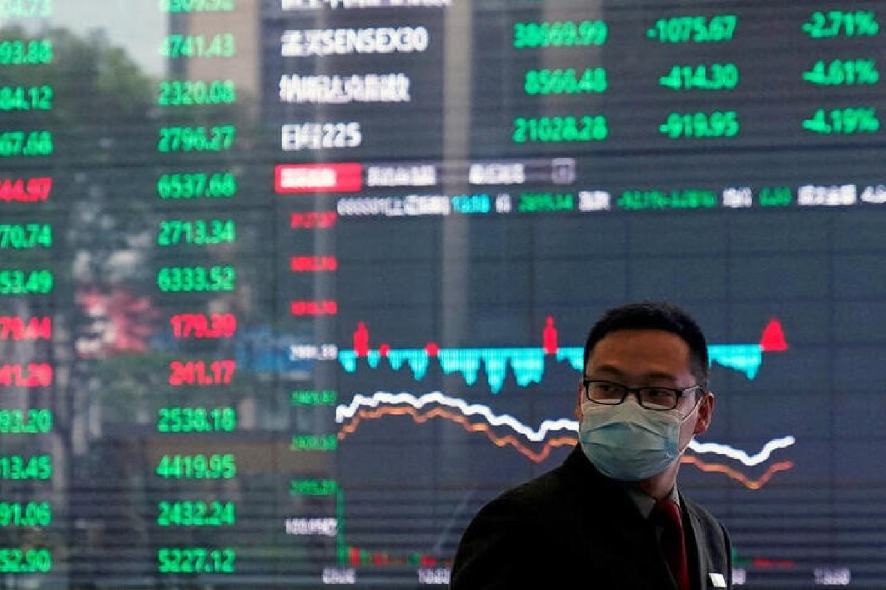 Caen las acciones de Apple por la prohibición de iPhones en China. Foto: Reuters.