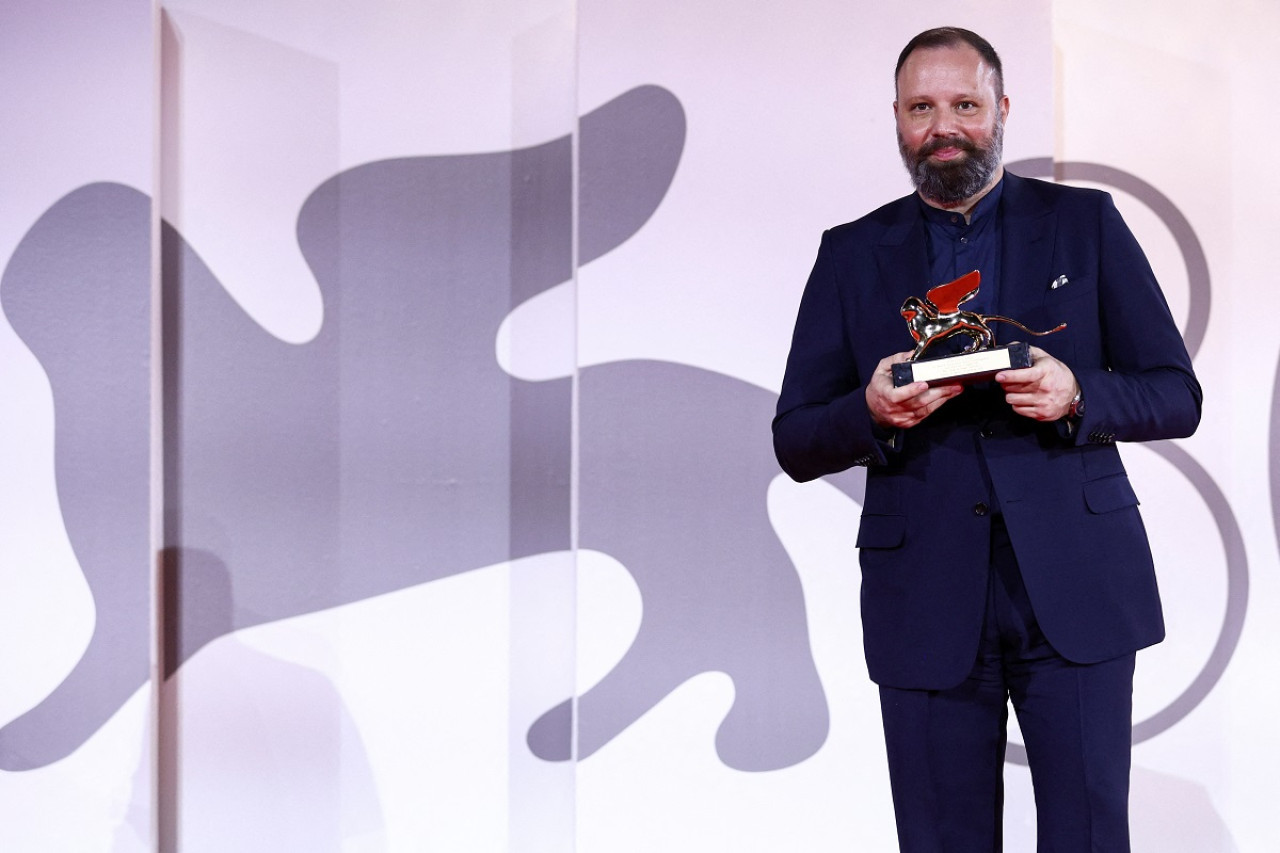 Yorgos Lanthimos, director de "Pobre criaturas", galardonada como Mejor Película en el Festival de Venecia 2023. Foto: Reuters.