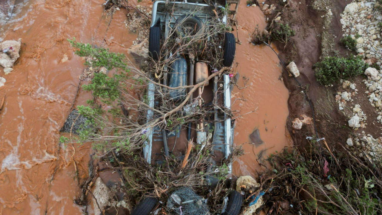 Un auto derribado producto del fuerte ciclón que azotó a Libia. Foto: Reuters