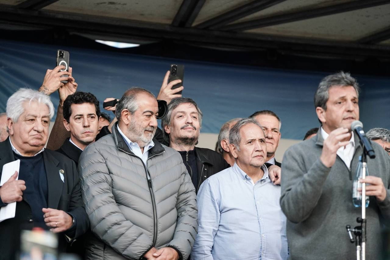 Máximo Kirchner estuvo junto a Sergio Massa en el anuncio posterior en Plaza de Mayo.