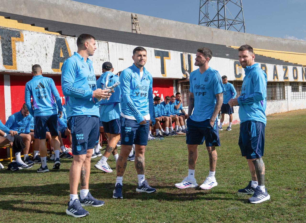 Lionel Messi entrenó diferencia y es duda ante Bolivia. Foto: NA.