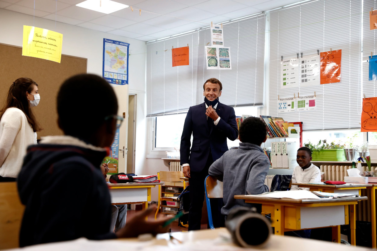 Emmanuel Macron de visita en una escuela. Foto: EFE