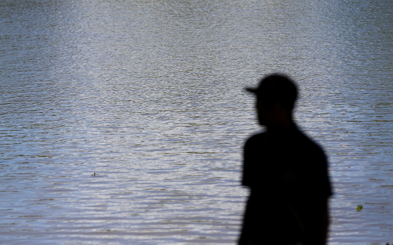 Silueta de un hombre sobre el río Amazonas en los humedales de Tarapoto, Amazonas, Colombia. Foto: Reuters.