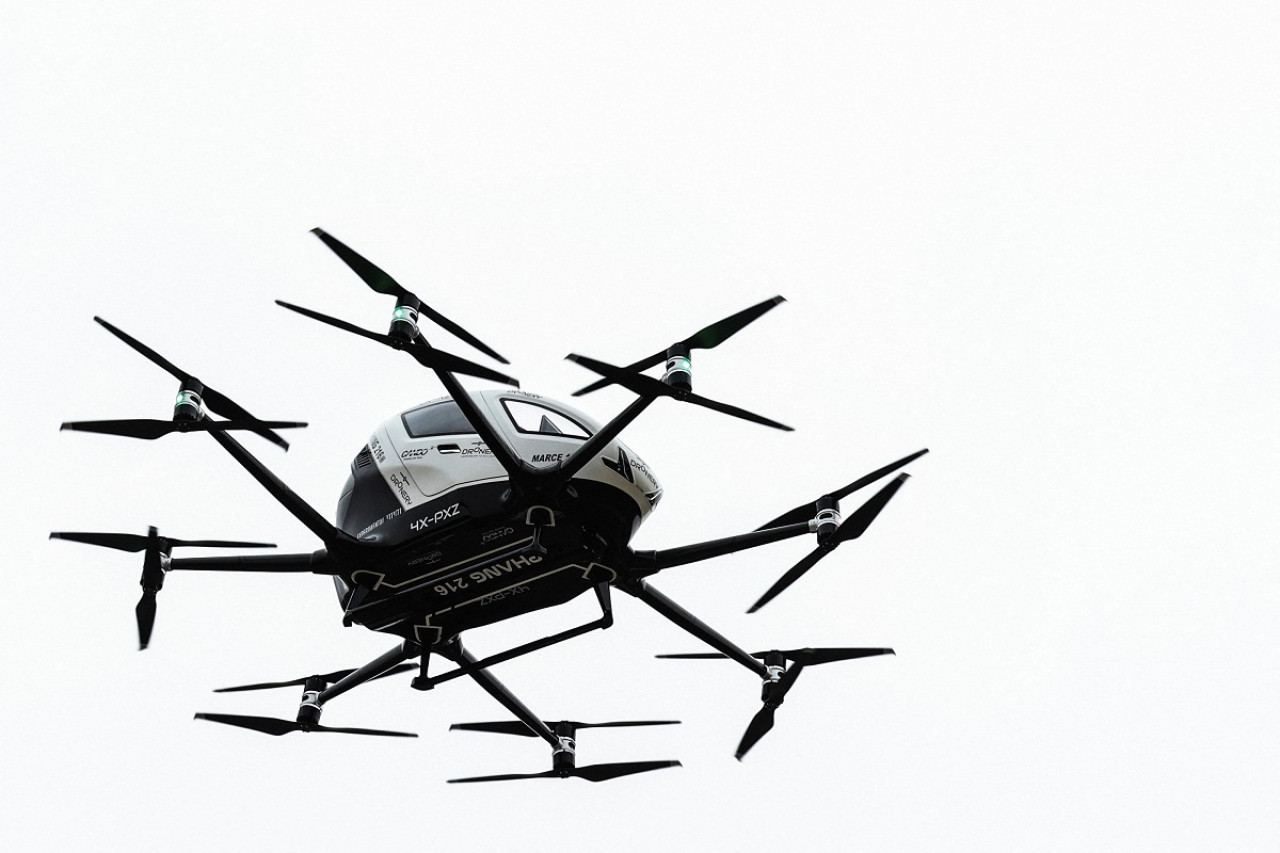 El taxi aéreo sobrevolando la ciudad de Jerusalén, Israel. Foto: Reuters.