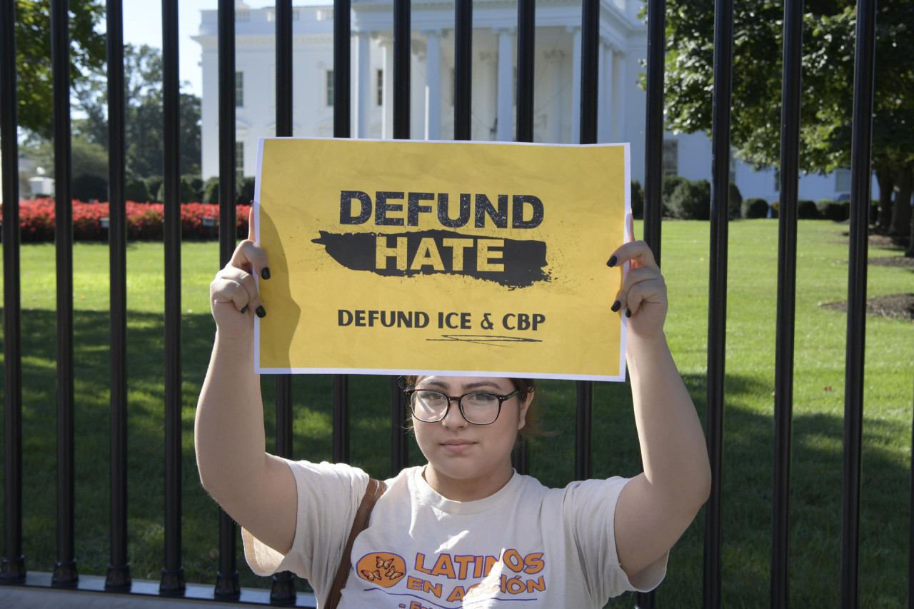 Inmigrantes y activistas protestan contra la política migratoria del presidente Joe Biden. Foto: EFE