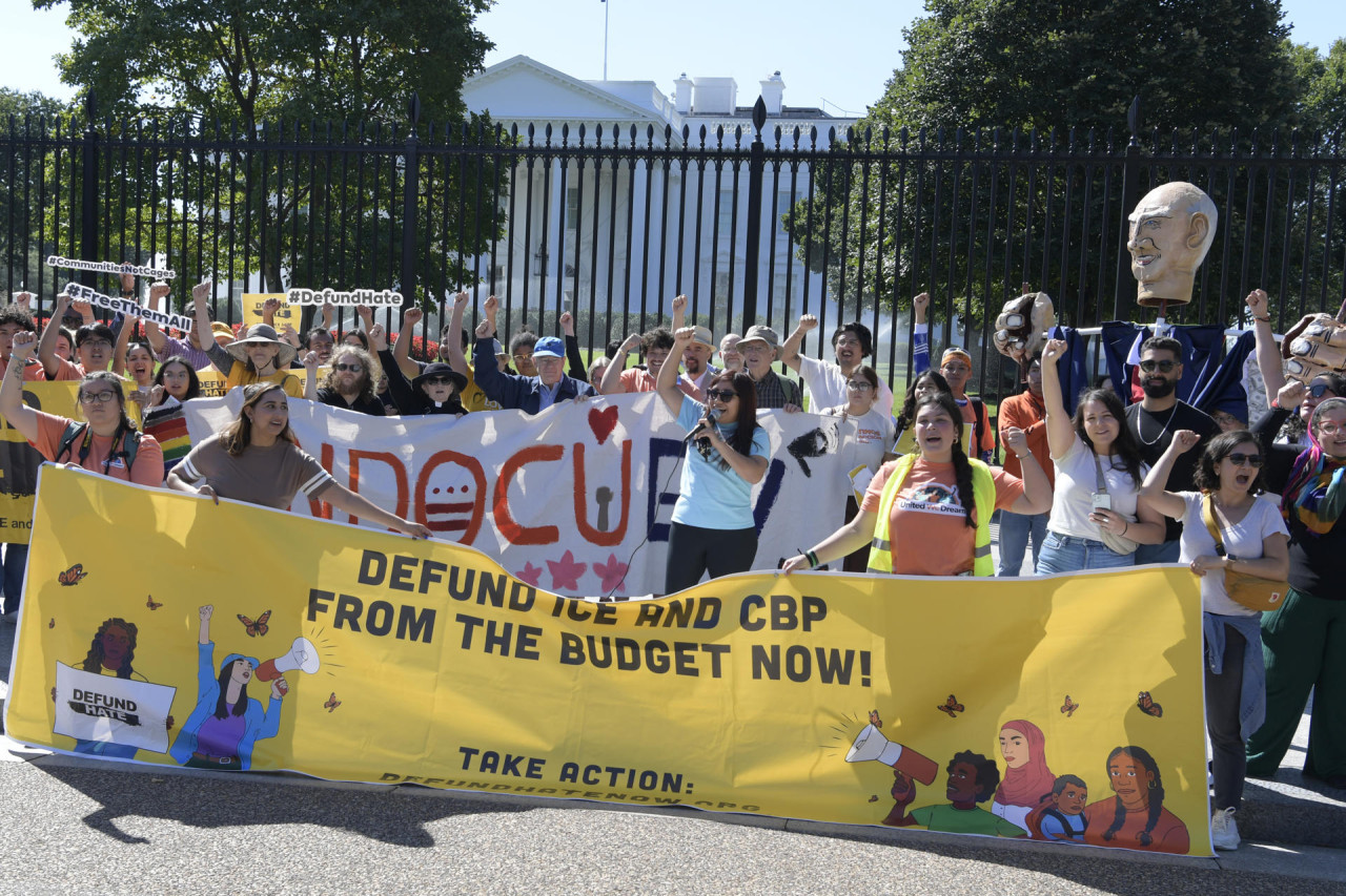 Inmigrantes y activistas protestan contra la política migratoria del presidente Joe Biden. Foto: EFE