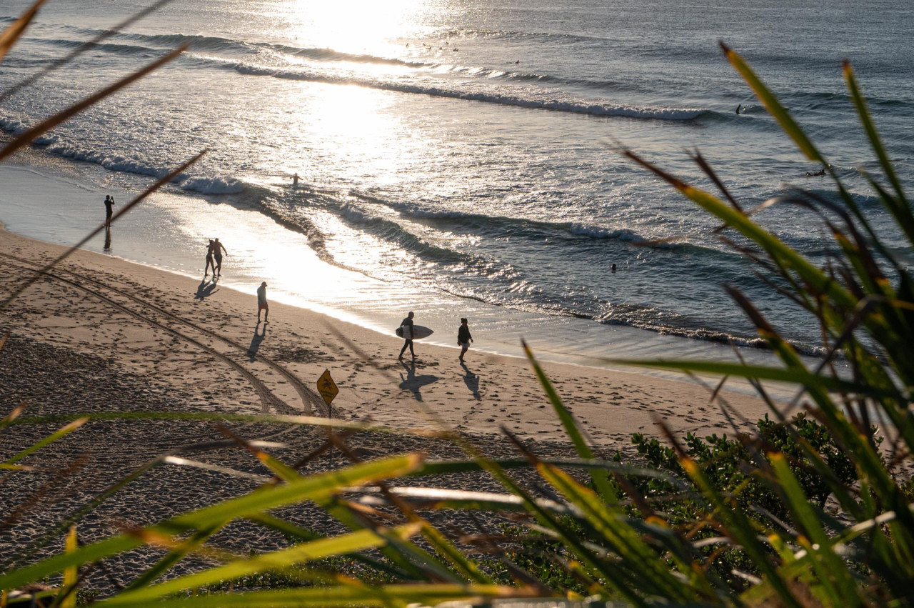 Playa de Australia en medio de una ola de calor. Foto EFE.