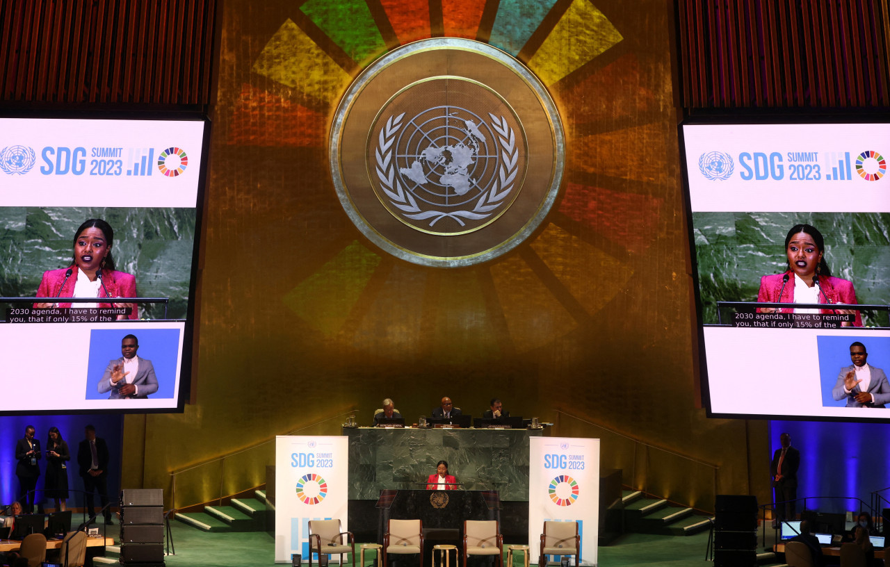 La representante de la juventud Ayakha Melithafa en la inauguración de la Cumbre de los ODS. Foto: Reuters.