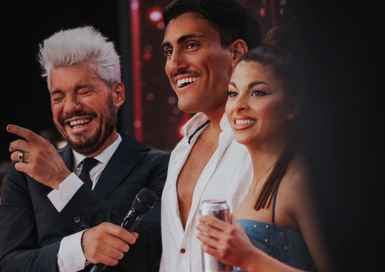 Tomás Holder junto a Marcelo Tinelli en su debut en el "Bailando 2023". Foto: Instagram @tomasholder_.