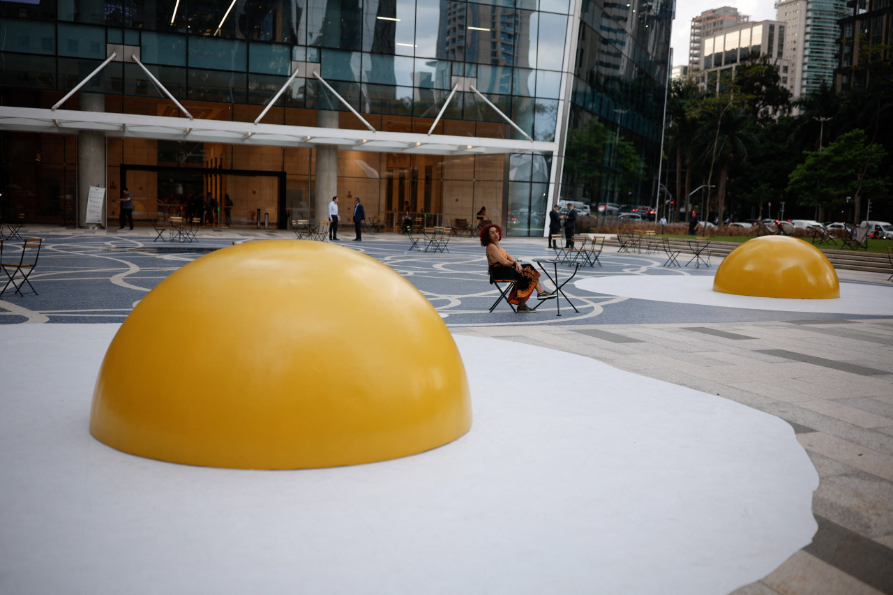 Huevos fritos gigantes en las calles de Brasil. Foto: Reuters.