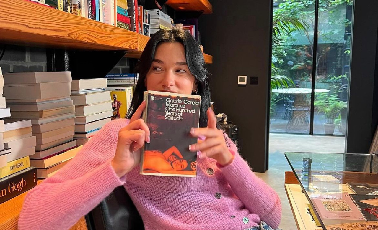 Dua Lipa con el libro de  Gabriel García Márquez. Foto: @dualipa