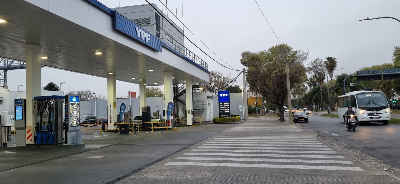 Estación de servicio baleada. Foto: Twitter HernanFunes.