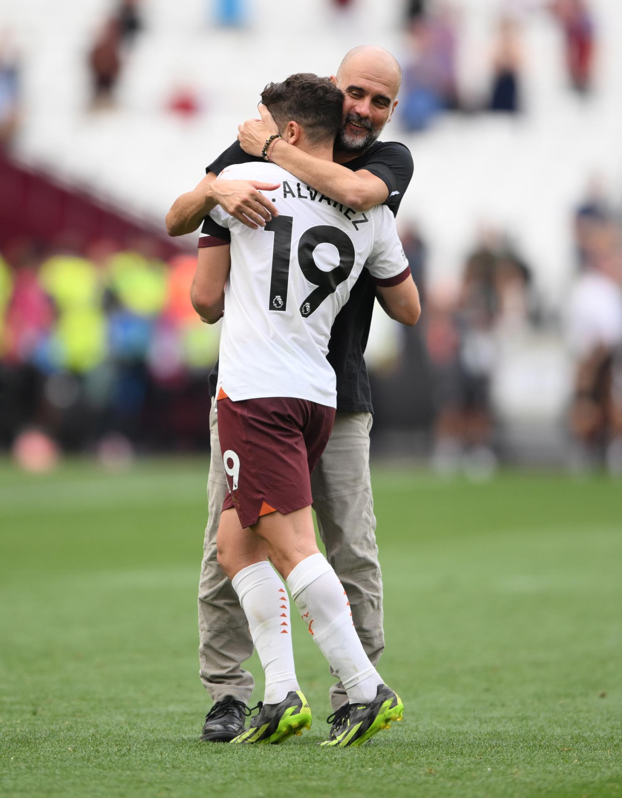 Pep Guardiola y Julián Álvarez. Foto: EFE.