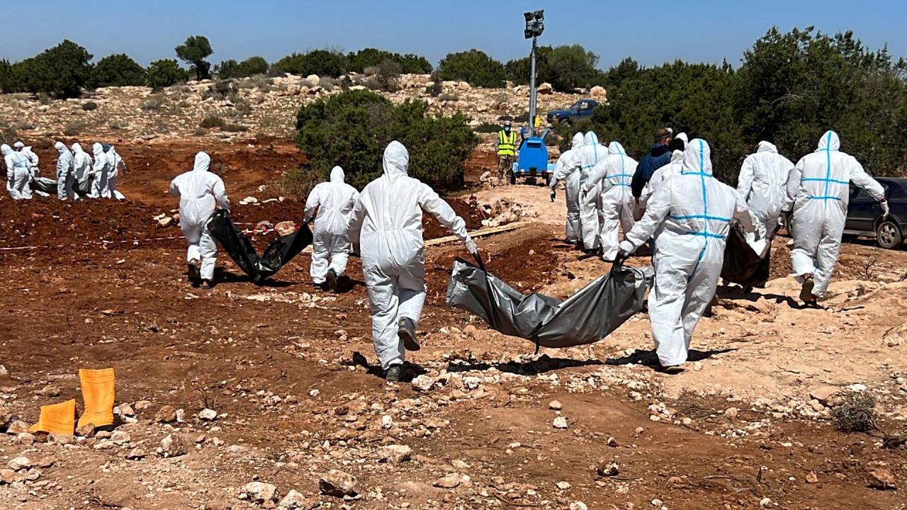 Rescatistas llevan cadáveres. Foto: EFE