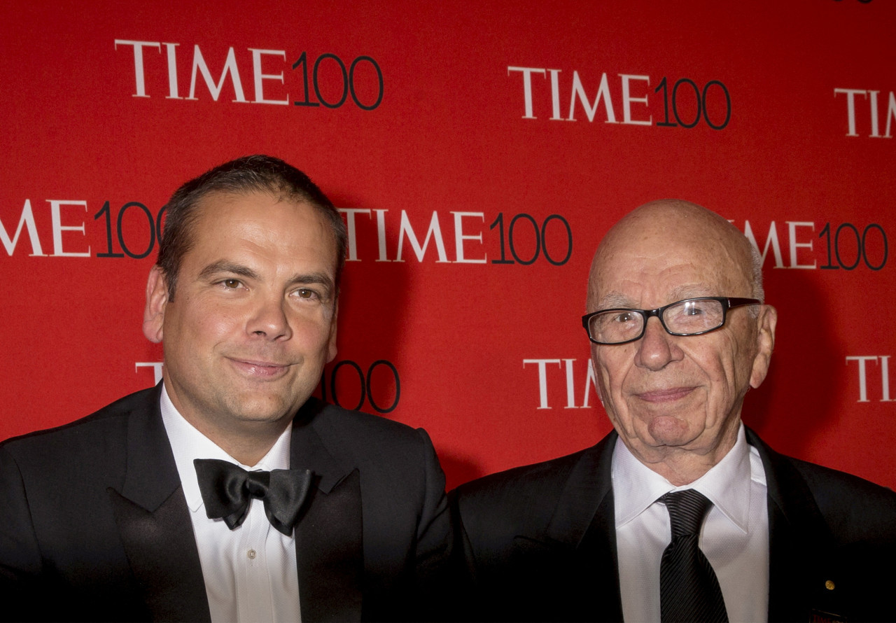 Rupert Murdoch (derecha) y Lachlan Murdoch durante una gala de la revista TIME en 2015. Foto: REUTERS