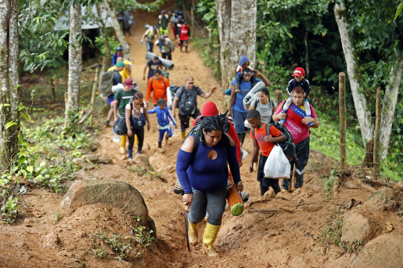 Migrantes cruzando la frontera en el Darién. Foto: EFE