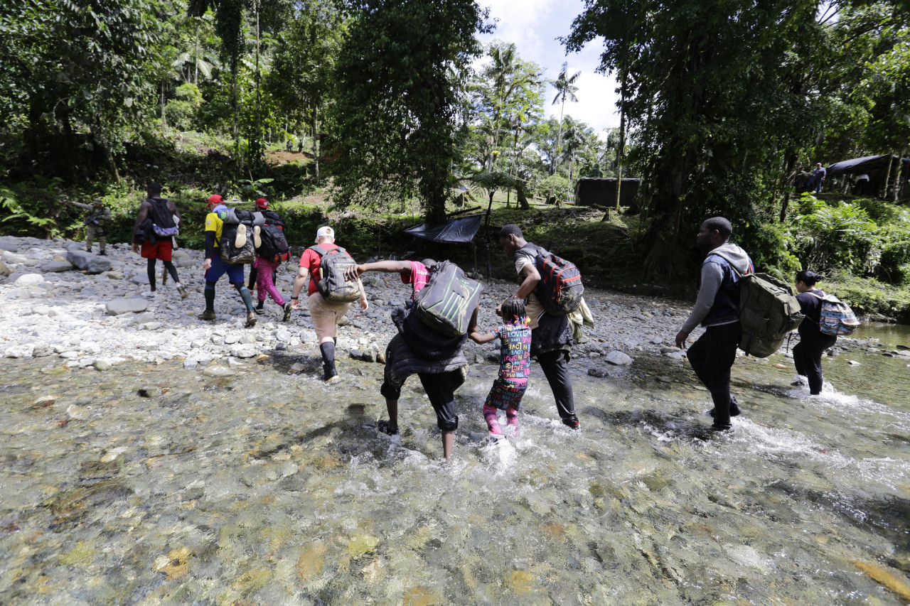 Migrantes cruzando la frontera en el Darién. Foto: EFE