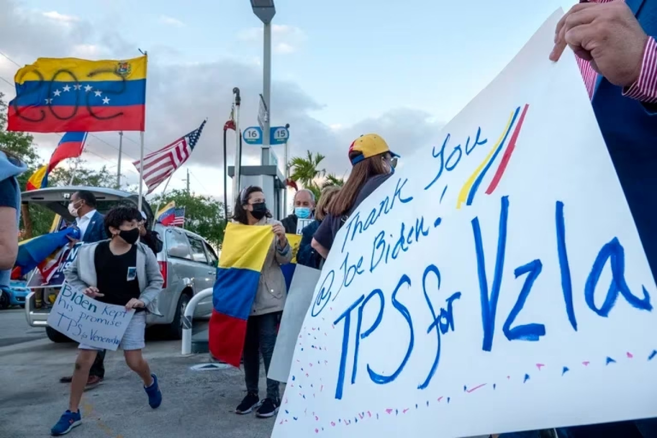 Personas se manifiestan a favor de la extensión de su TPS. Foto: EFE.