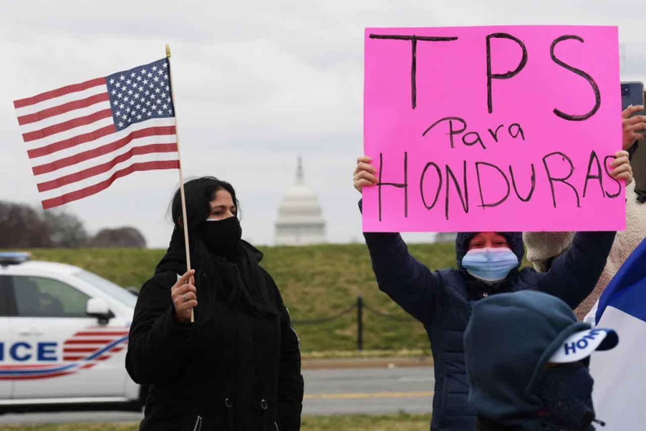 Personas se manifiestan a favor de la extensión de su TPS. Foto: EFE.