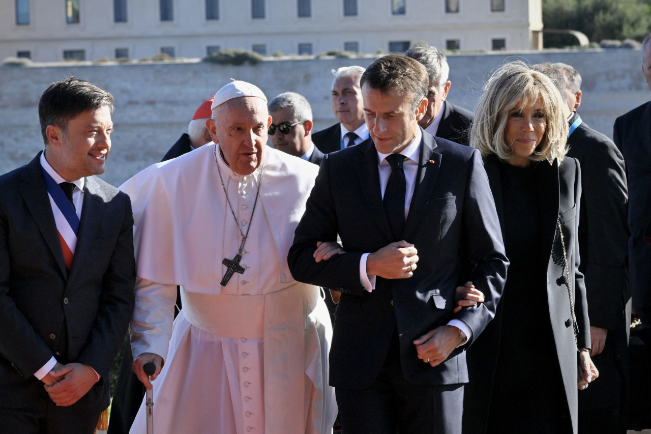 Papa Francisco junto a Emmanuel Macron en Marsella. Foto: EFE.