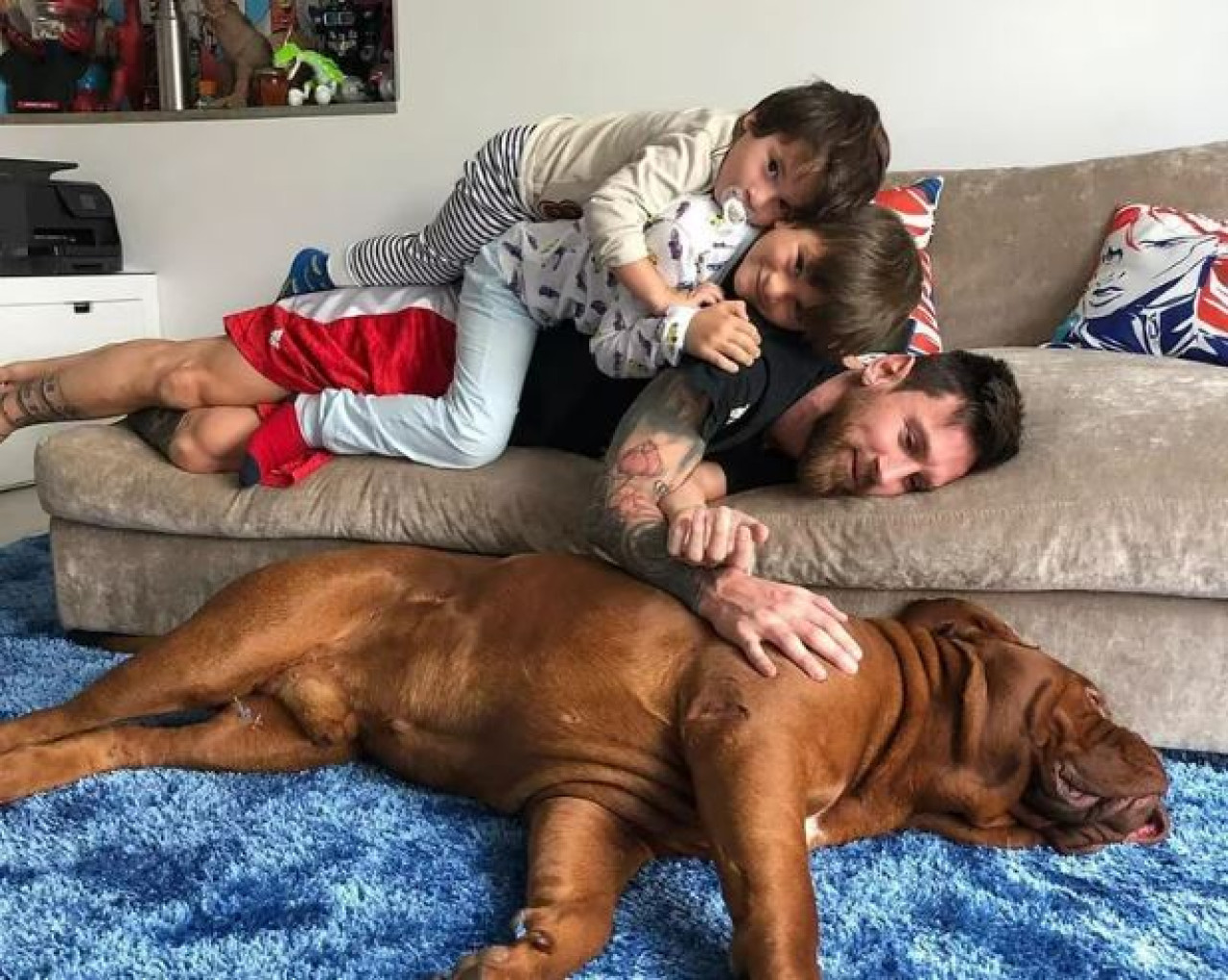 Lionel Messi y sus hijos con Hulk. Foto: Instagram @leomessi.