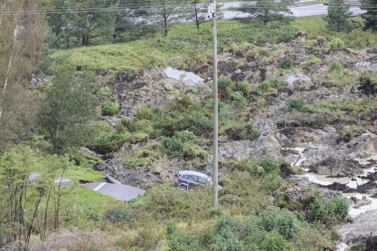 Impresionante hundimiento de una autopista en Suecia. Foto: EFE.