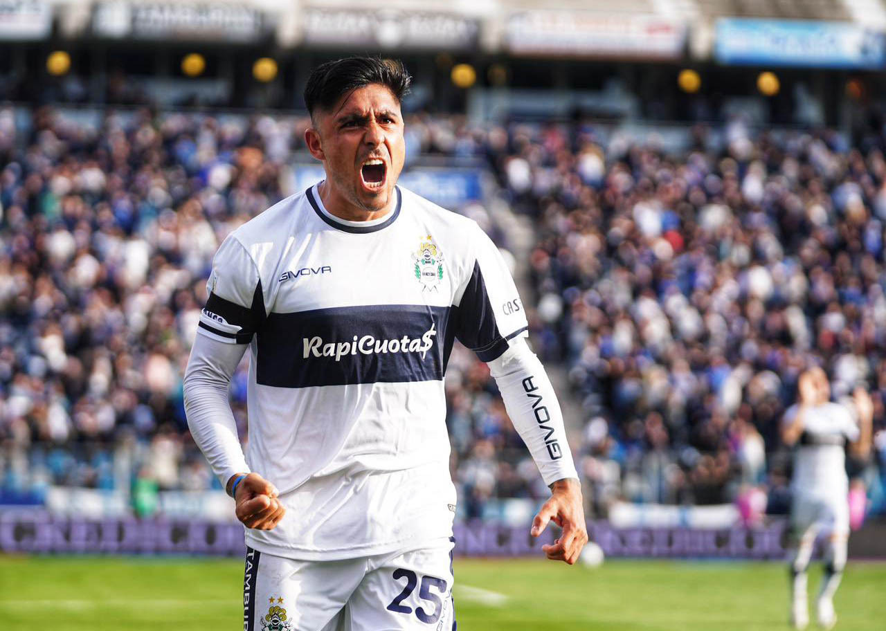 Cristian Tarragona, la figura de Gimnasia ante Central. Foto: NA.