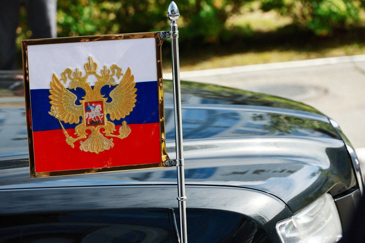 Bandera rusa en un automóvil de la caravana del presidente ruso Vladimir Putin en el cosmódromo Vostochny en el extremo oriental de la región de Amur, Rusia_Reuters