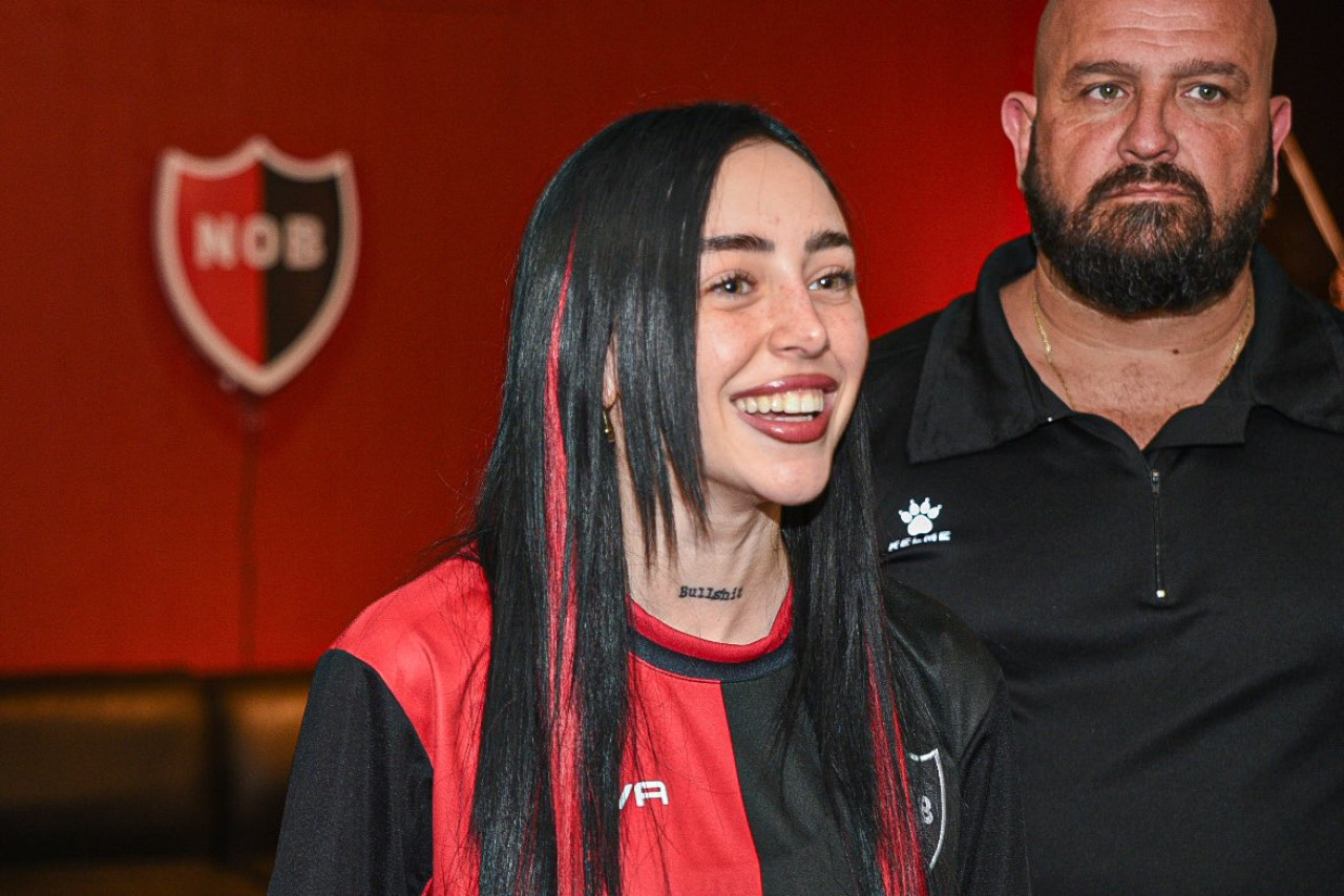 Nicki Nicole recibió una camiseta de Newells con su nombre y el número 10. Foto: X @Newells.