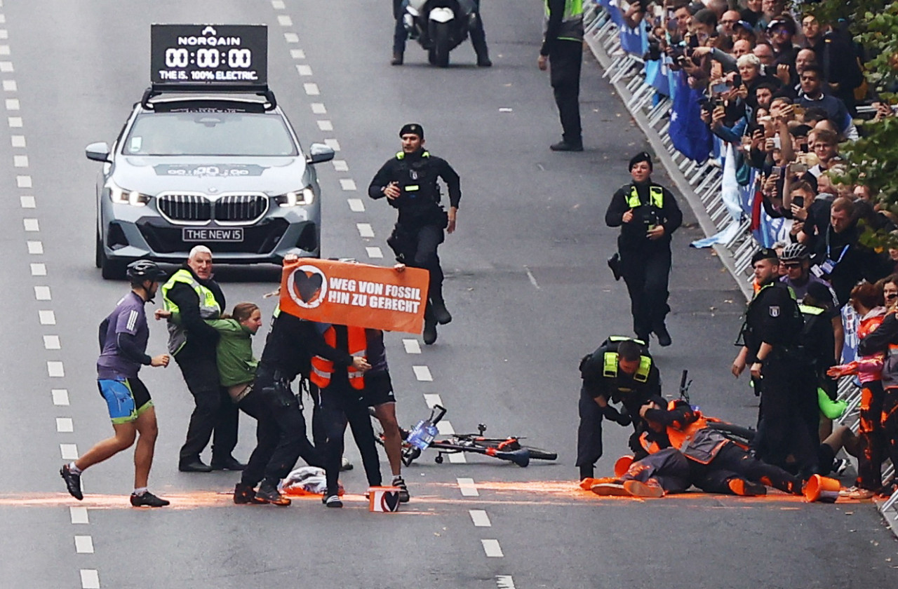 La policía frenó la protesta ambiental del grupo "Última generación". Foto: Reuters.