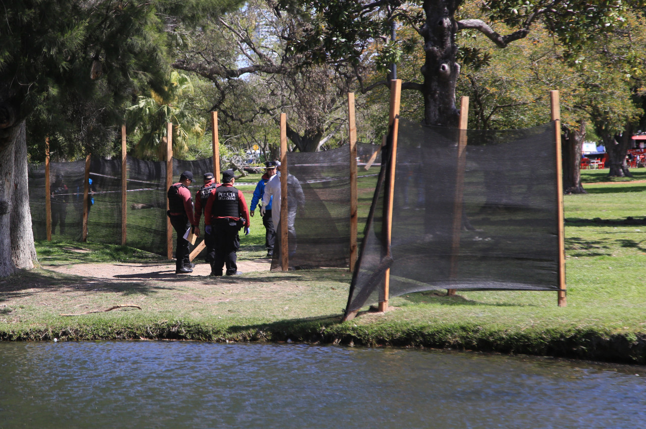 Encontraron un cuerpo flotando en los Lagos de Palermo. NA