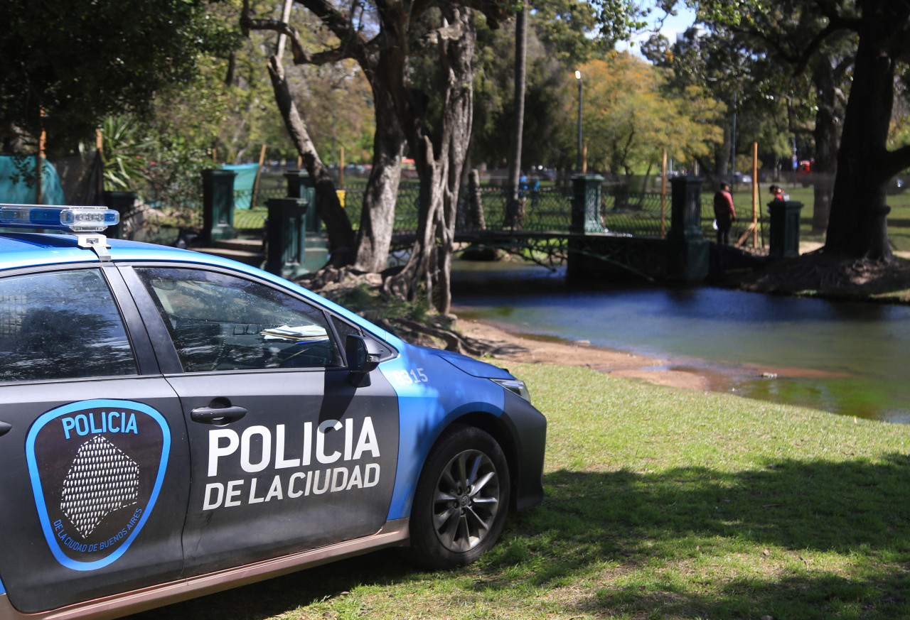 Encontraron un cuerpo flotando en los Lagos de Palermo. NA