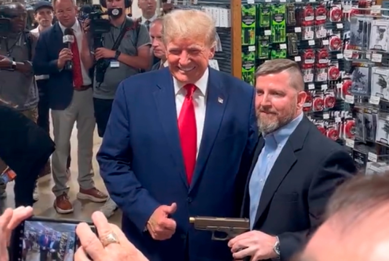 Donald Trump reconoció que quiere comprarse una pistola semiautomática Glock. Foto: captura de video.