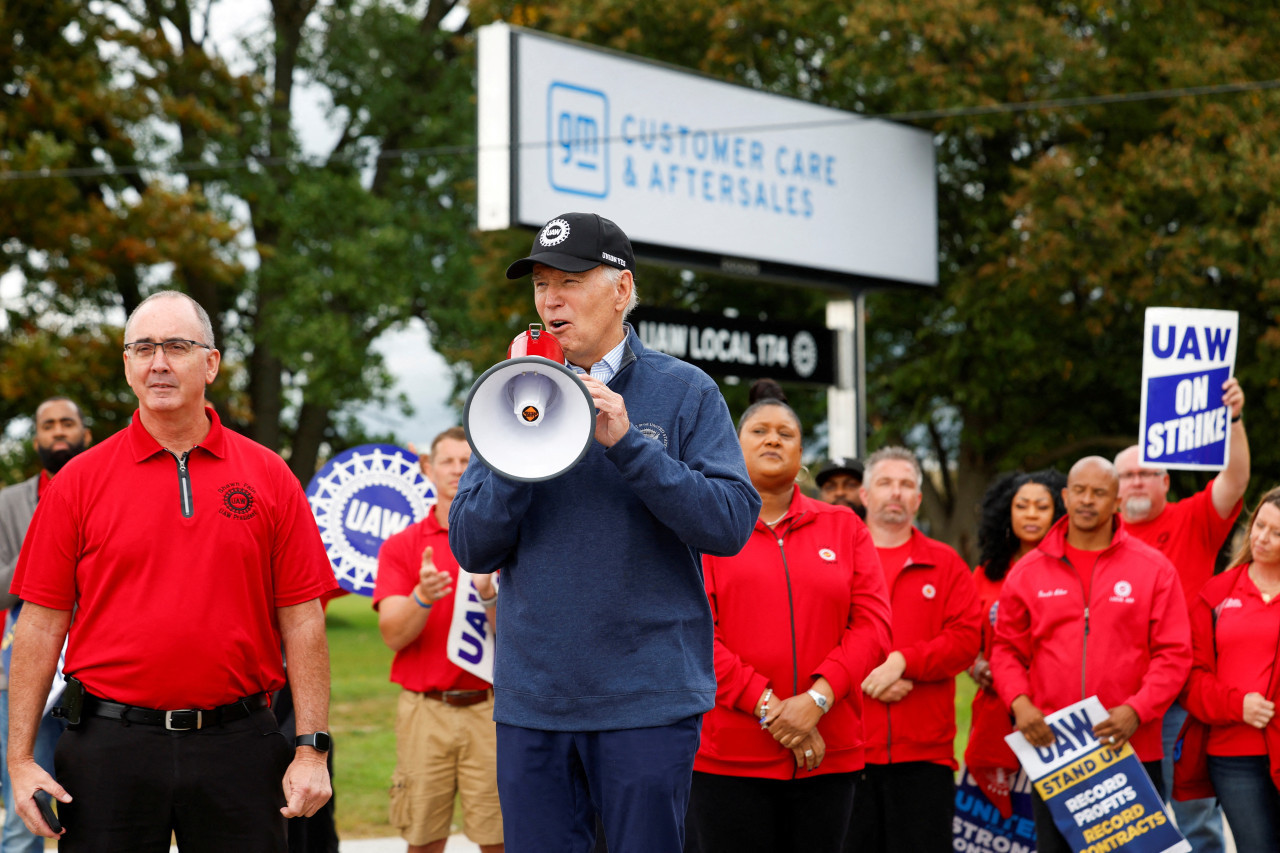 Joe Biden en el piquete de trabajadores del sector automotor en Estados Unidos. Foto: REUTERS.