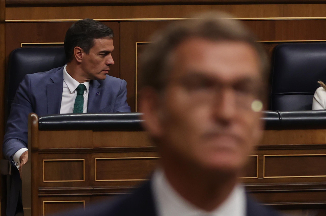 Adelante Núñez Feijóo, atrás Pedro Sánchez. Foto: EFE.