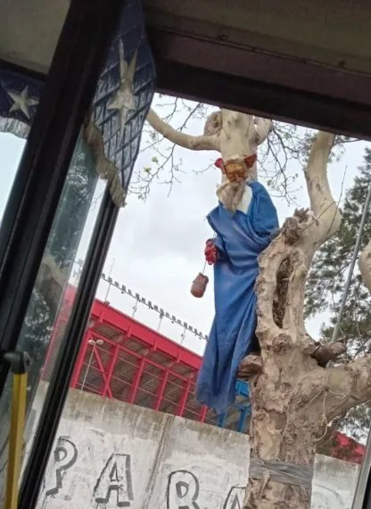 Uno de los muñecos encontrados en las inmediaciones del estadio. Foto: Twitter