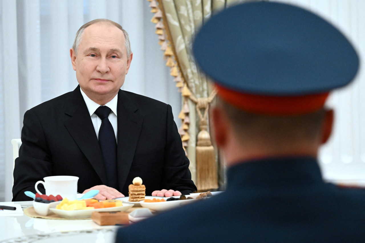 Vladimir Putin con altos mandos militares de Rusia. Foto: REUTERS.