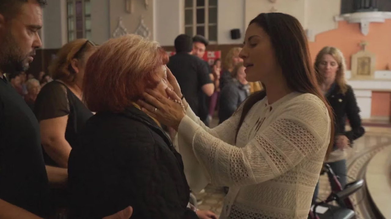 Leda, la mujer que cura con la imposición de manos. Foto: captura.