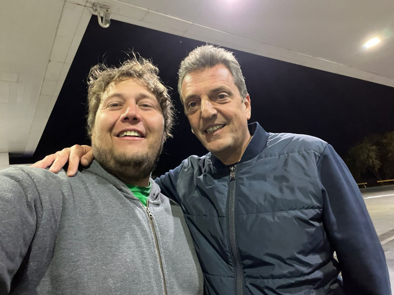 Sergio Massa con un vecino de Arteaga. Foto: X @agusgonzalezOk.