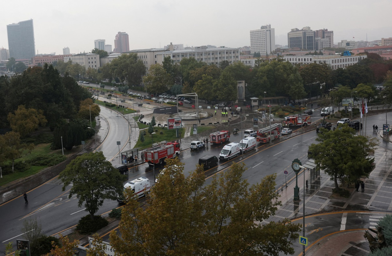 Policías, bomberos y grupos especialistas acudieron al Ministerio del Interior en Ankara. Foto: Reuters.