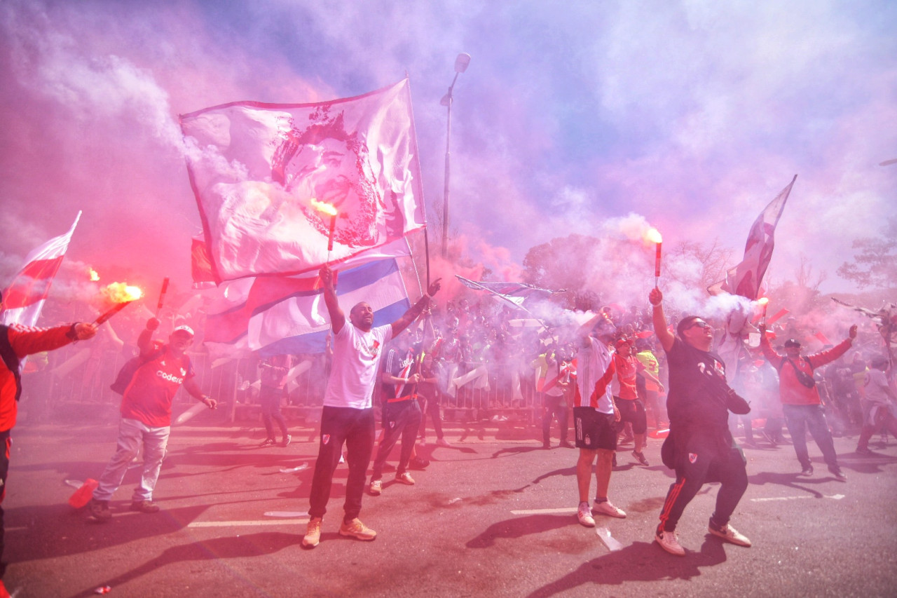 Los fanáticos de River despidieron al plantel entre banderas, bombos y bengalas. Foto: X @RiverPlate.