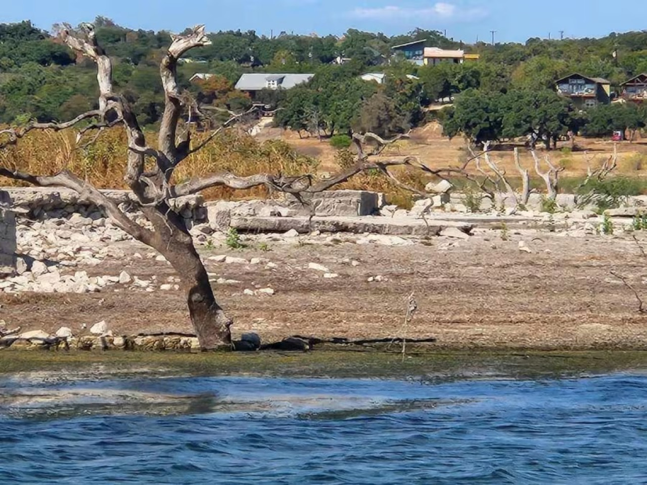 Parte de las ciudades que reaparecieron en Canyon Lake. Foto: JM Pérez; Canyon Lake.