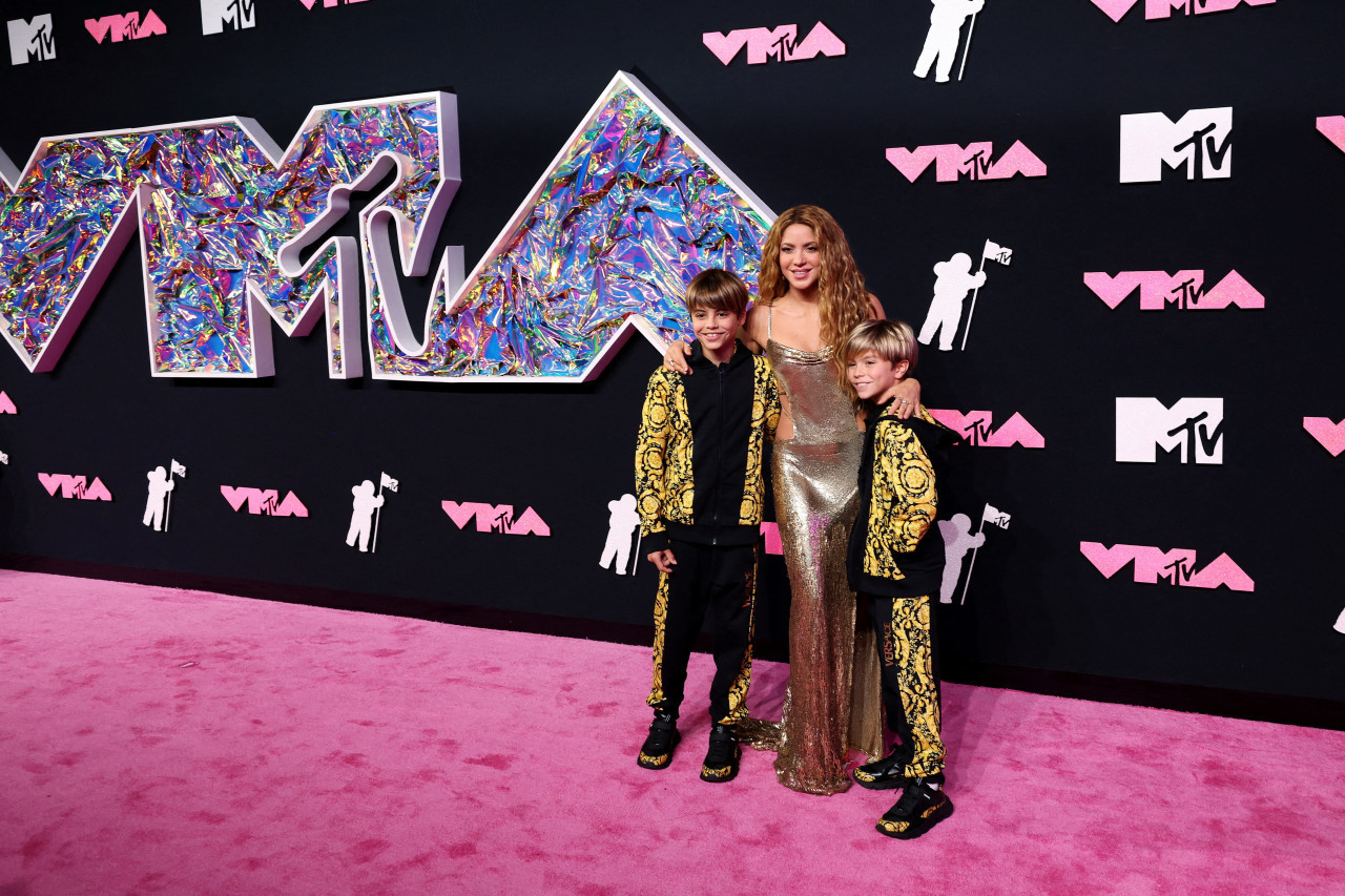 Shakira junto a sus hijos. Foto: Reuters.