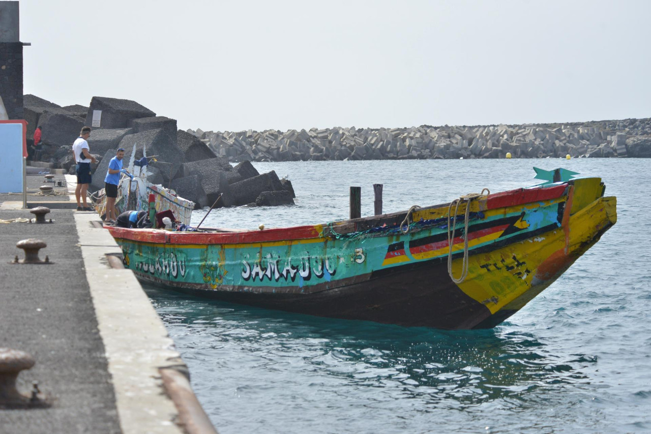 El "cayuco" que transportó a 280 personas. Foto: EFE