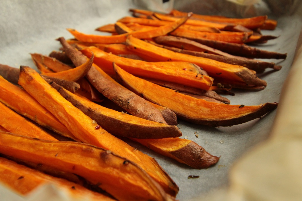 Las batatas son versátiles para aplicar en cualquier receta. Foto: Unsplash.